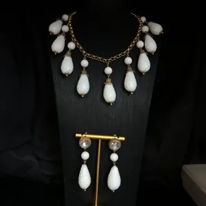 Vintage Palaststil weiße glasierte Tropfen Quaste Halskette Ohrringe Set, elegante Frauen.