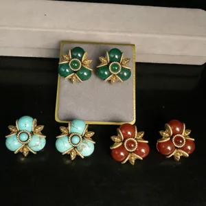 Pendientes vintage retro de ágata y turquesa, elegantes pendientes de botón dorados.