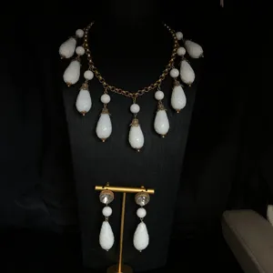 Retro Hofstil Weißes Glas Pendant Quaste Halskette Ohrringe Set Vergoldet Legierung Elegantes Schmuckgeschenk für Damen