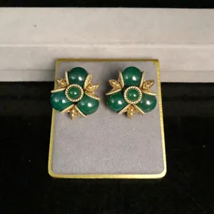 Pendientes de clip vintage piedra verde tono dorado elegante diseño floral retro