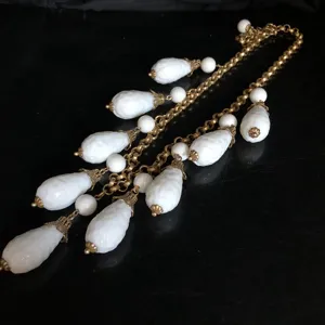 Vintage weiße Glas Tropfen Quaste Halskette elegante Hofstil Gold Kette Schmuck für Damen