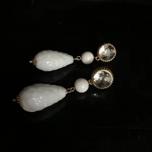 Vintage Hofstil weiße Glas Tropfen Ohrringe, elegante goldfarbene Kristall Hänge Ohrringe für Damen.