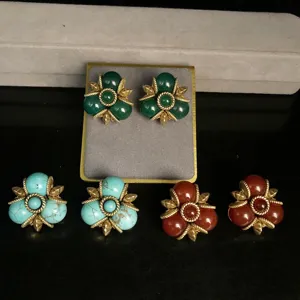 Pendientes de estilo europeo vintage, detalles de pendientes de tuerca dorados turquesa y ágata.