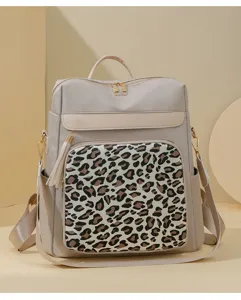Detailansicht des eleganten beigen Leo-Rucksacks mit edlem Reißverschluss und Quastenakzent.