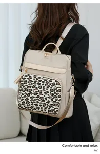 Rucksack Detailansicht mit Leopardenmuster, stilvoller Fronttasche und bequemen Riemen.