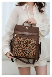 Detailansicht des vintage Damen Rucksacks mit Leopardenmuster, stilvoll und mit viel Stauraum.