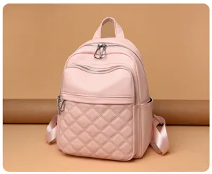 Détail de sac à dos en cuir matelassé rose, avec fermetures éclair durables pour un usage quotidien.