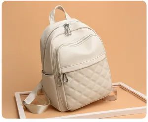 Détail en gros plan d'un sac à dos matelassé beige élégant avec des coutures fines et fermetures.
