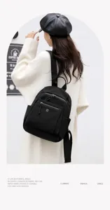Vue détaillée du sac à dos noir étanche pour femmes, idéal pour les voyages et le travail.