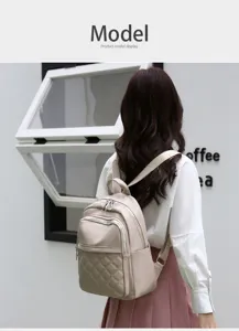 Détail de vue arrière d'un sac à dos décontracté matelassé en cuir pour femmes avec poches.