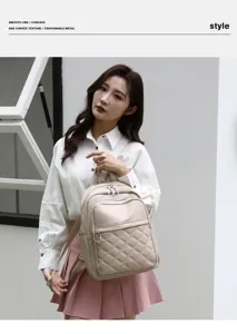 Sac à dos matelassé beige minimaliste décontracté avec double fermeture éclair pour voyage.