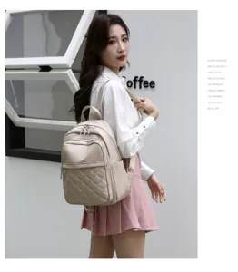 Sac à dos matelassé en cuir, vue détaillée, sac de voyage élégant pour un usage quotidien.