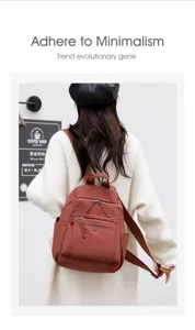 Vue détaillée du sac à dos décontracté pour femme en nylon rouille, avec poches zippées.
