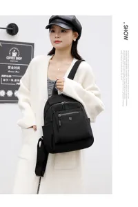 Vue détaillée du sac à dos noir pour femme, présentant des poches et des fermetures éclair.