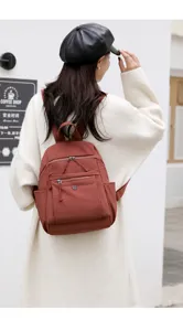 Sac à dos décontracté pour femme imperméable avec poches multiples pour voyages et usage quotidien.