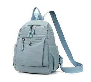 Détail de mini sac à dos décontracté pour femme bleu clair avec poches zippées et bretelles.