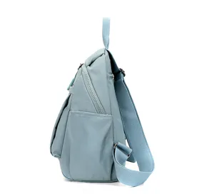 Sac à dos décontracté bleu clair vue latérale détail tissu imperméable voyage quotidien.