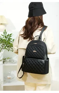 Sac à dos matelassé noir élégant pour femme, parfait pour les voyages et les loisirs.