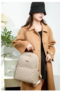Élégant sac à dos matelassé pour femmes, sac de voyage décontracté avec grande capacité et style.