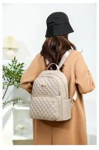 Vue détaillée du sac à dos matelassé élégant pour femme, sac de voyage beige grande capacité.