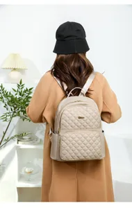 Sac à dos matelassé élégant pour femme avec grande capacité pour les voyages quotidiens.