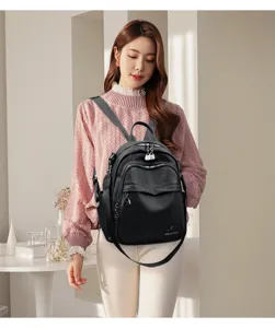 Vue détaillée du élégant sac à dos en cuir souple noir avec texture et ferrures raffinées.