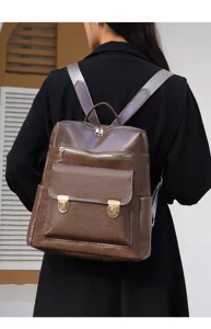 Detailansicht eines stilvollen braunen Damen-Rucksacks aus PU-Leder mit Metallschnalle.