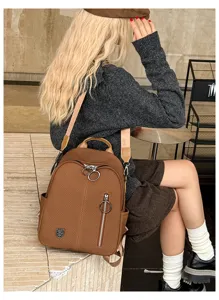 Detaillierte Ansicht des stilvollen braunen Rucksacks am Model mit schicken Trägern.