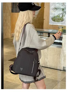 Damen lässiger Rucksack Detailansicht, stilvolle Alltag Pendel Reisetasche mit bequemen Gurten.
