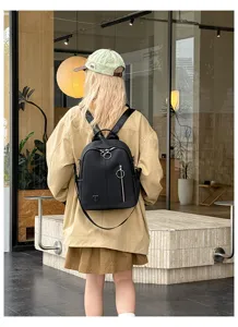 Stylischer schwarzer Damen Rucksack, modische Freizeittasche fuer Alltag Reise mit Reissverschluss.