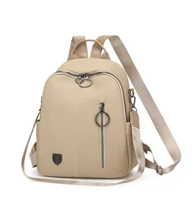Detailansicht des stilvollen gewebten Rucksacks mit praktischen Metallring-Reißverschlüssen.
