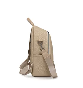 Seitenansicht des schicken Khaki-Rucksacks mit strapazierfähigem Stoff und verstellbaren Trägern.