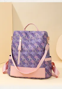 Nahaufnahme des stilvollen lila bedruckten Rucksacks mit rosa Lederbesatzdetails.