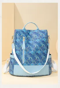 Nahaufnahme des stilvollen blauen Damenrucksacks mit Kontrastbesatz und weißen Trägern.