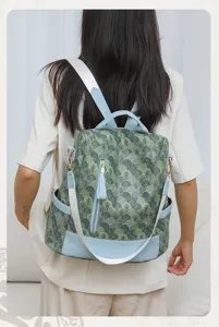 Detailansicht des stilvollen Damenrucksacks im chinesischen Stil mit grünem Fächer-Muster.