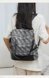 Stilvoller Damen Rucksack mit Fächermuster, Lederbesatz, vertikalem Reißverschluss, Detailansicht.