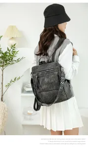 Zaino casual antifurto da donna elegante con nappina e tracolla larga fantasia chic.