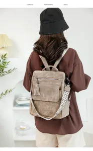 Zaino casual da donna con ciondolo a nappa e cinturino geometrico, vista posteriore.