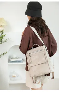 Vista dettagliata dello zaino casual da donna con ampia tracolla e nappa chic.