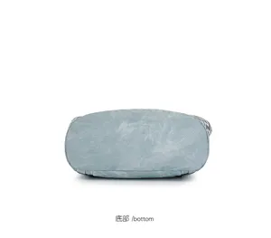 Vue détaillée du fond du sac à dos bleu clair, montrant une construction et des coutures.