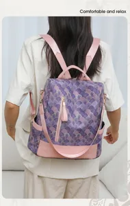 Detailansicht eines eleganten Damen Rucksacks im chinesischen Stil mit Muster und Leder.
