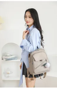 Primo piano sui dettagli dello zaino casual, design minimalista con grazioso ponpon.