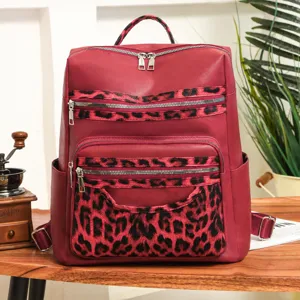 Modischer Damen Rucksack aus rotem PU-Leder mit Leopardenmuster und praktischen Taschen.