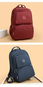 Vista dettagliata dello zaino in nylon grande capacità con tasche con zip e stemma rotondo.