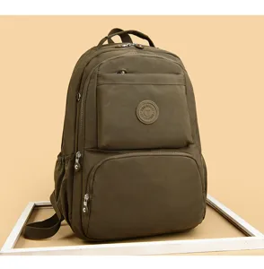 Vista dettagliata della grande tasca con zip dello zaino in nylon per i viaggi quotidiani.