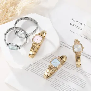 Nahaufnahme von DIY-Moduluhr-Armbändern aus Edelstahl in polierten Gold- und Silbertönen