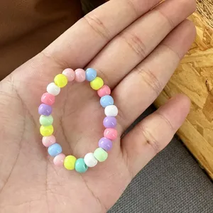 Nahaufnahme eines bunten Pastell-Perlenring-Accessoires für DIY-Plüschpuppen-Dekoration
