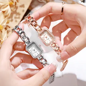 Elegante reloj de cuarzo rectangular para mujer con bisel de diamantes de imitación y metal.