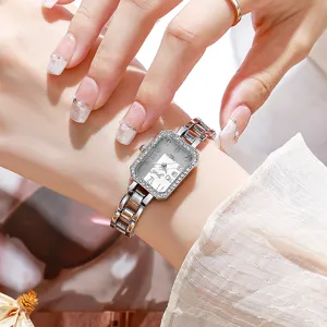 Detalle del dial cuadrado plateado y el bisel de pedrería de este elegante reloj para mujer
