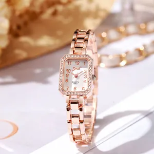 Primer plano de un elegante reloj de cuarzo cuadrado para mujer en oro rosa con strass